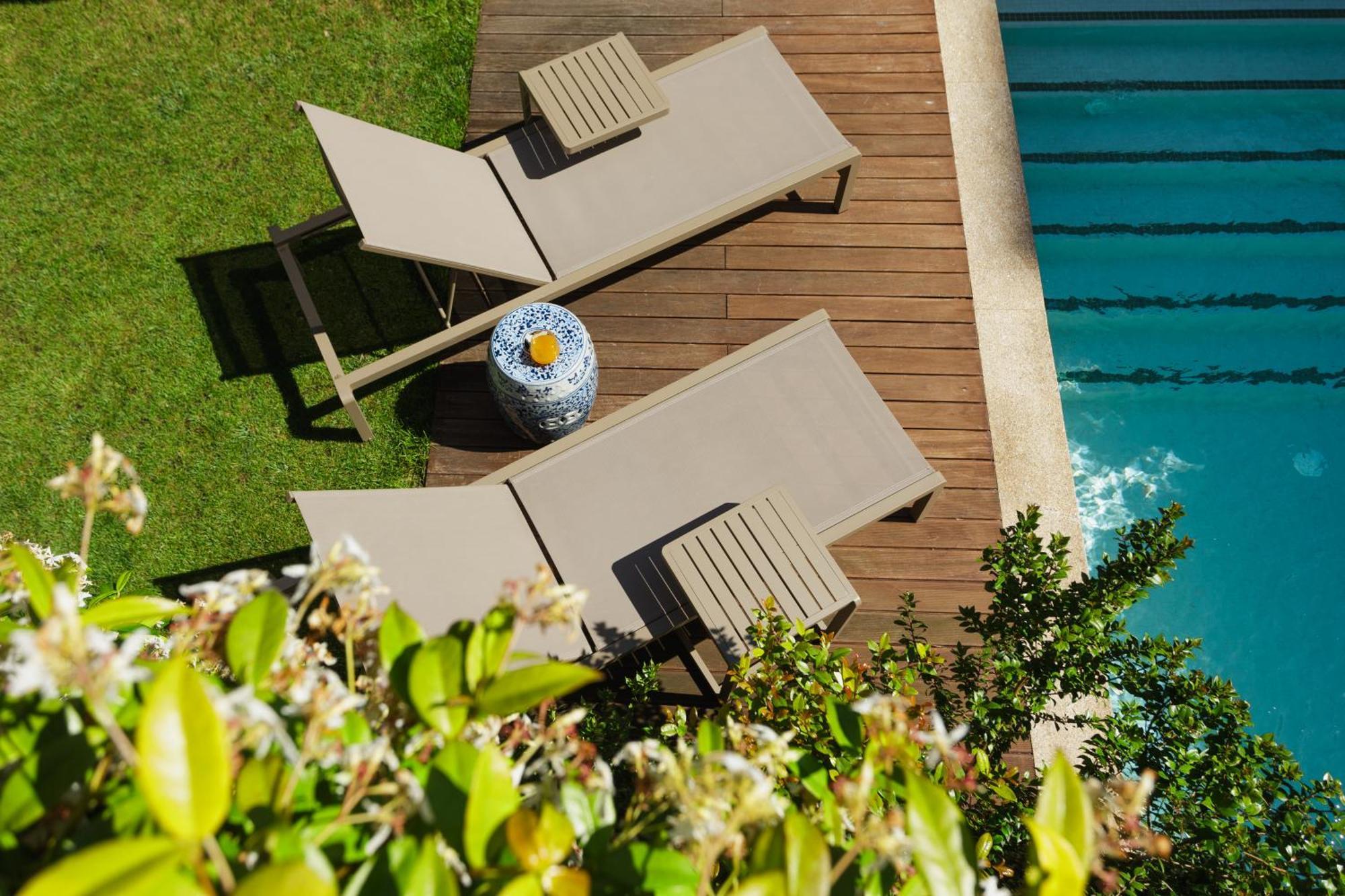Torel Saboaria Porto Buitenkant foto Sunloungers by a pool