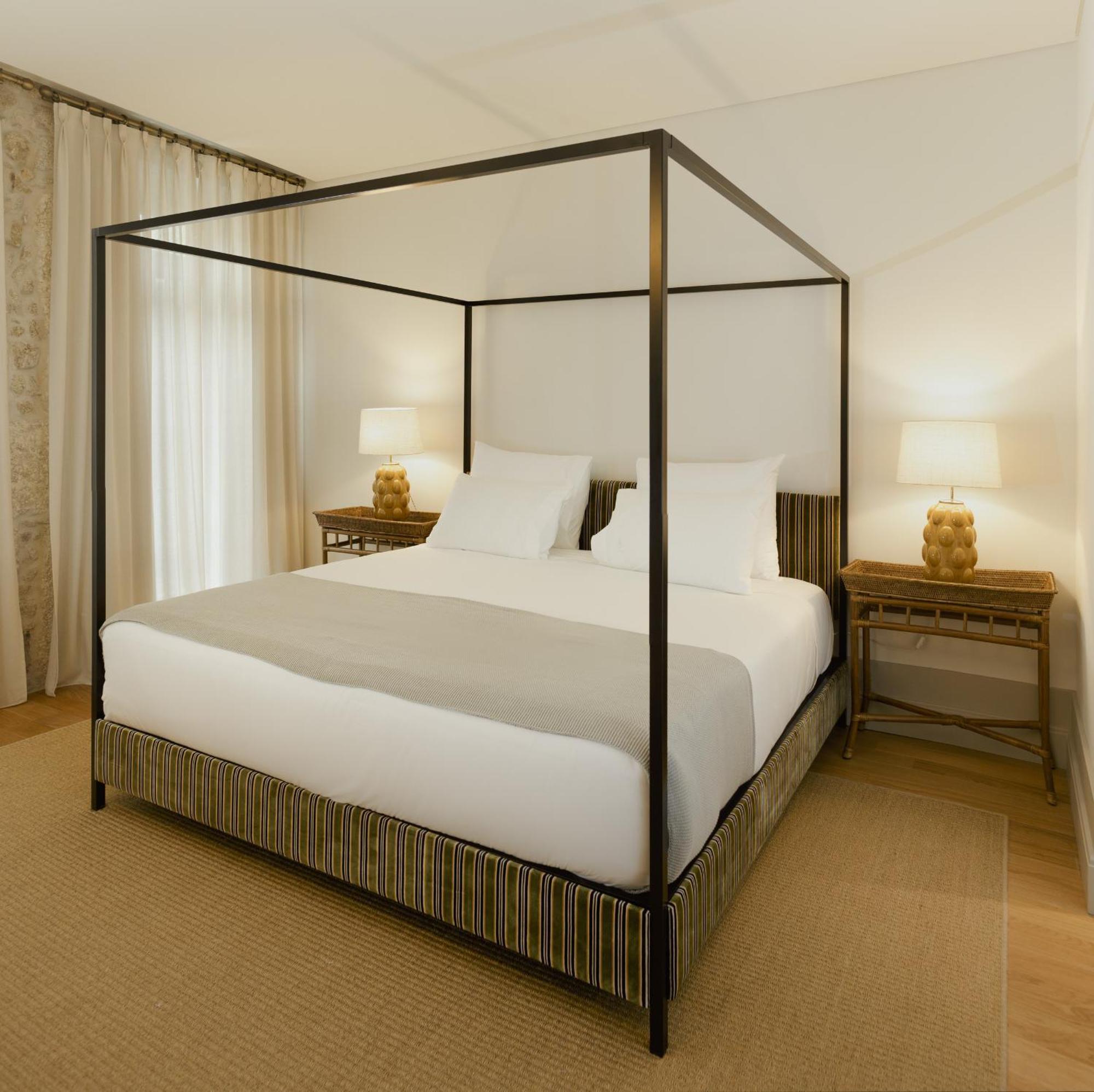 Torel Saboaria Porto Buitenkant foto A four-poster bed